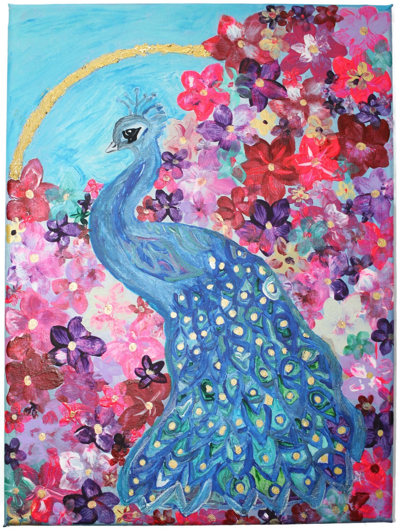 Blauer Pfau vor pinken, roten und violetten Blüten, mit einem goldenen Bogen im türkisfarbenen Hintergrund.