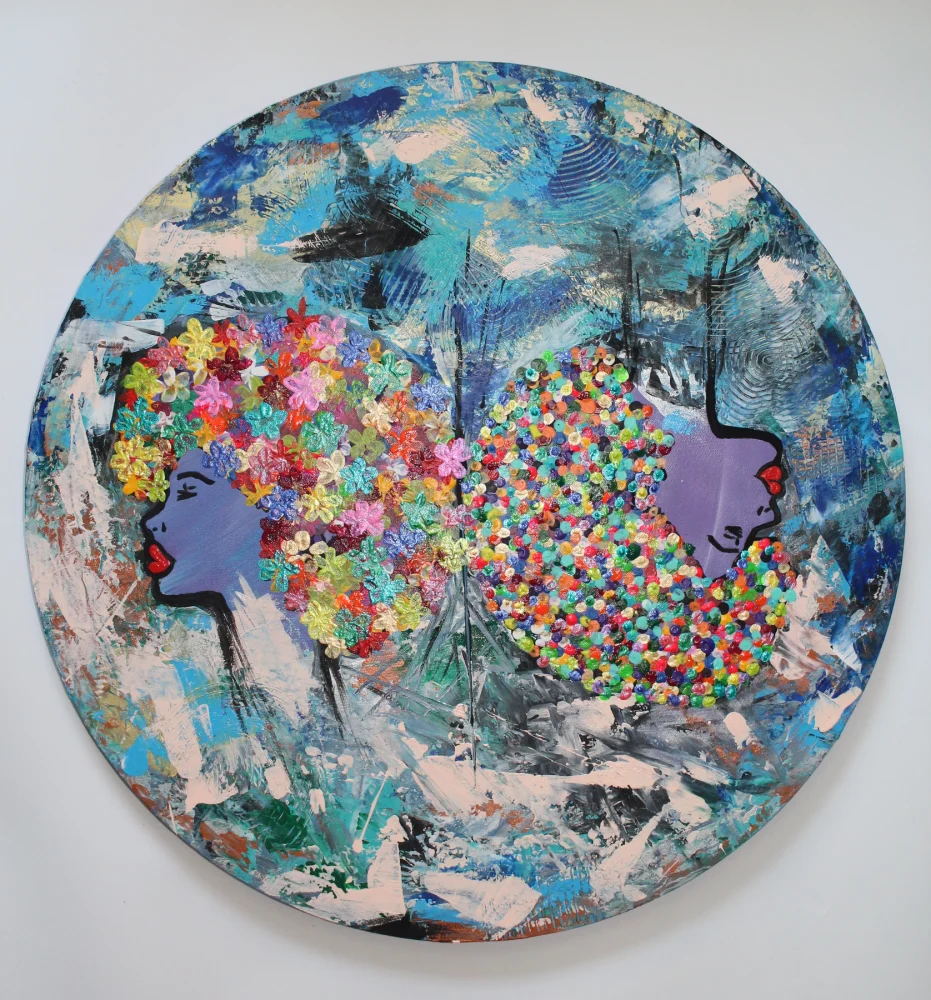 Rundes Acrylbild mit zwei violetten Gesichtern und bunten Blüten vor einer blauen, strukturierten Fläche.